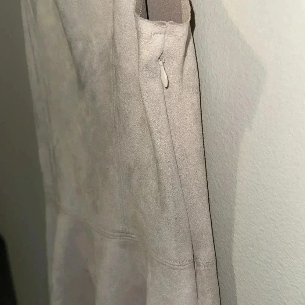 Francesca’s taupe suede like dress, NWT. XS. - Picture 4 of 9